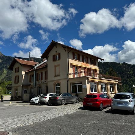 Отель Buffet De La Gare Монтрё Экстерьер фото